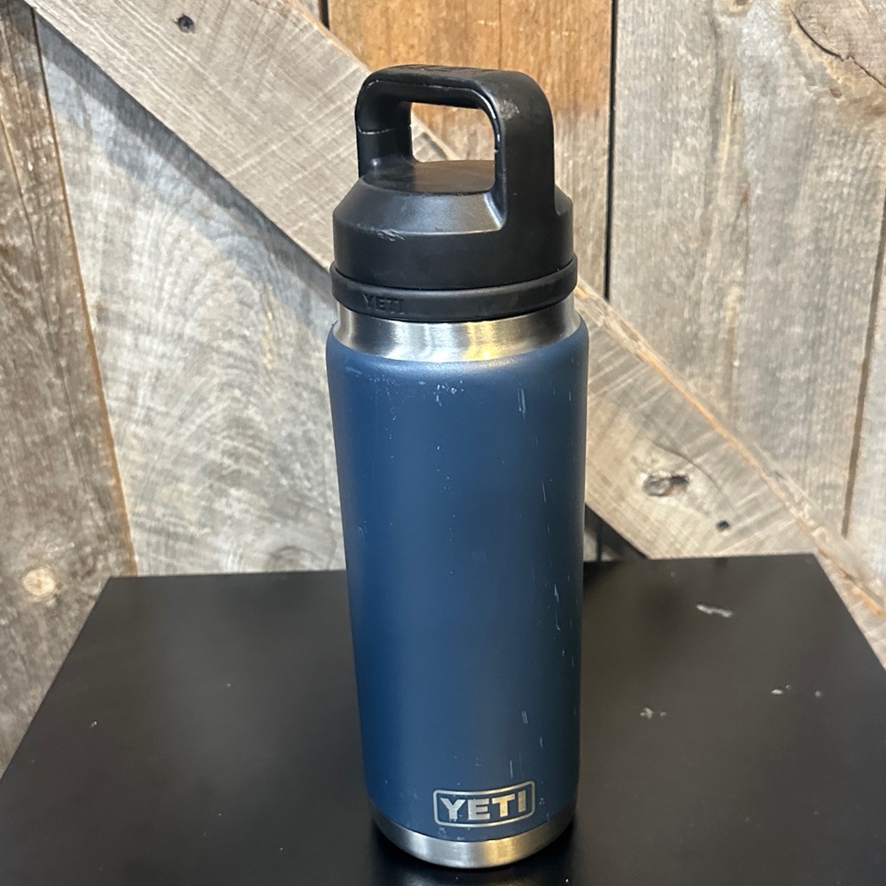 Yeti 32oz Navy Blue Insulated Bottle with Black Handle Lid